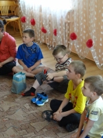 Jānis Strazdes bērnu namā jau uzmēģina jaunos apavus