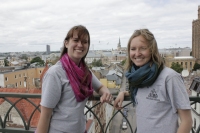 Kristīne Ģiga un Aina Budrēvica ar Rīgas skatu fonā Jēzus baznīcas tornī