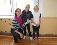 Kristīne Ģiga ar meitenēm Kazdangā