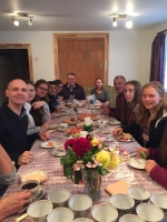Brokastis Aizputes draudzes namā kopā ar mācītāju Vari Bitenieku